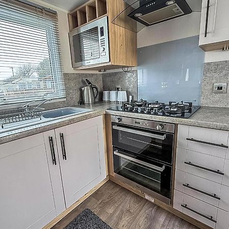 Beautiful Caravan For Hire With A Partial Sea View In Suffolk Ref 32042Az لوستوفت المظهر الخارجي الصورة