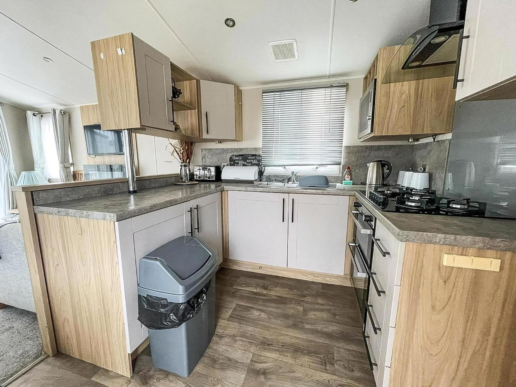 Beautiful Caravan For Hire With A Partial Sea View In Suffolk Ref 32042Az لوستوفت المظهر الخارجي الصورة