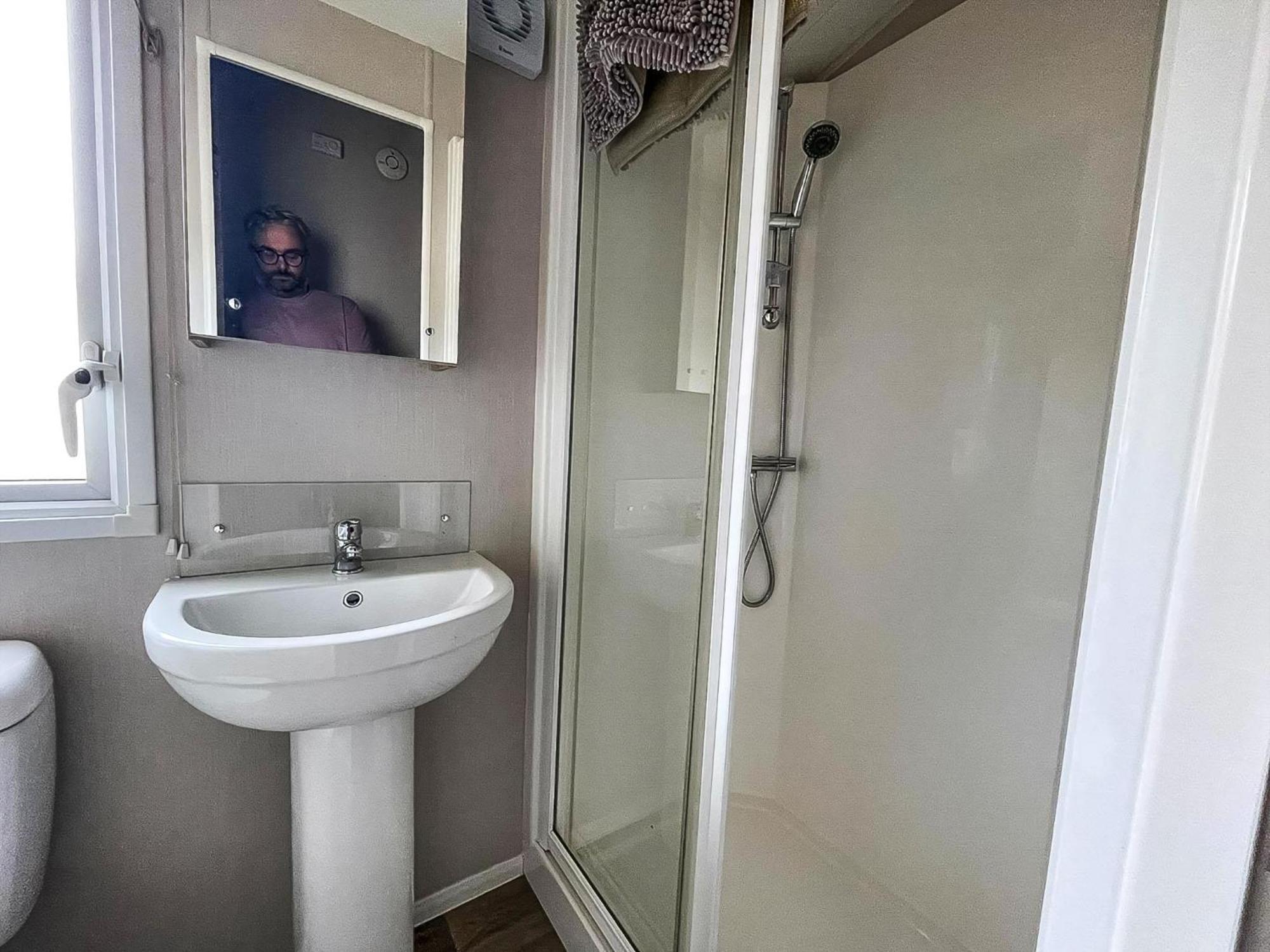 Beautiful Caravan For Hire With A Partial Sea View In Suffolk Ref 32042Az لوستوفت المظهر الخارجي الصورة