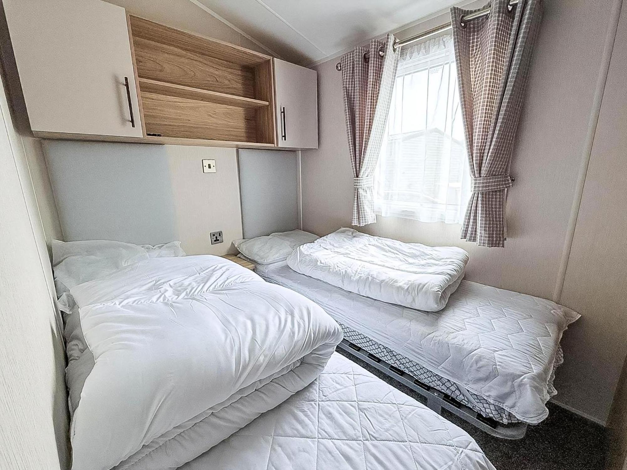 Beautiful Caravan For Hire With A Partial Sea View In Suffolk Ref 32042Az لوستوفت المظهر الخارجي الصورة