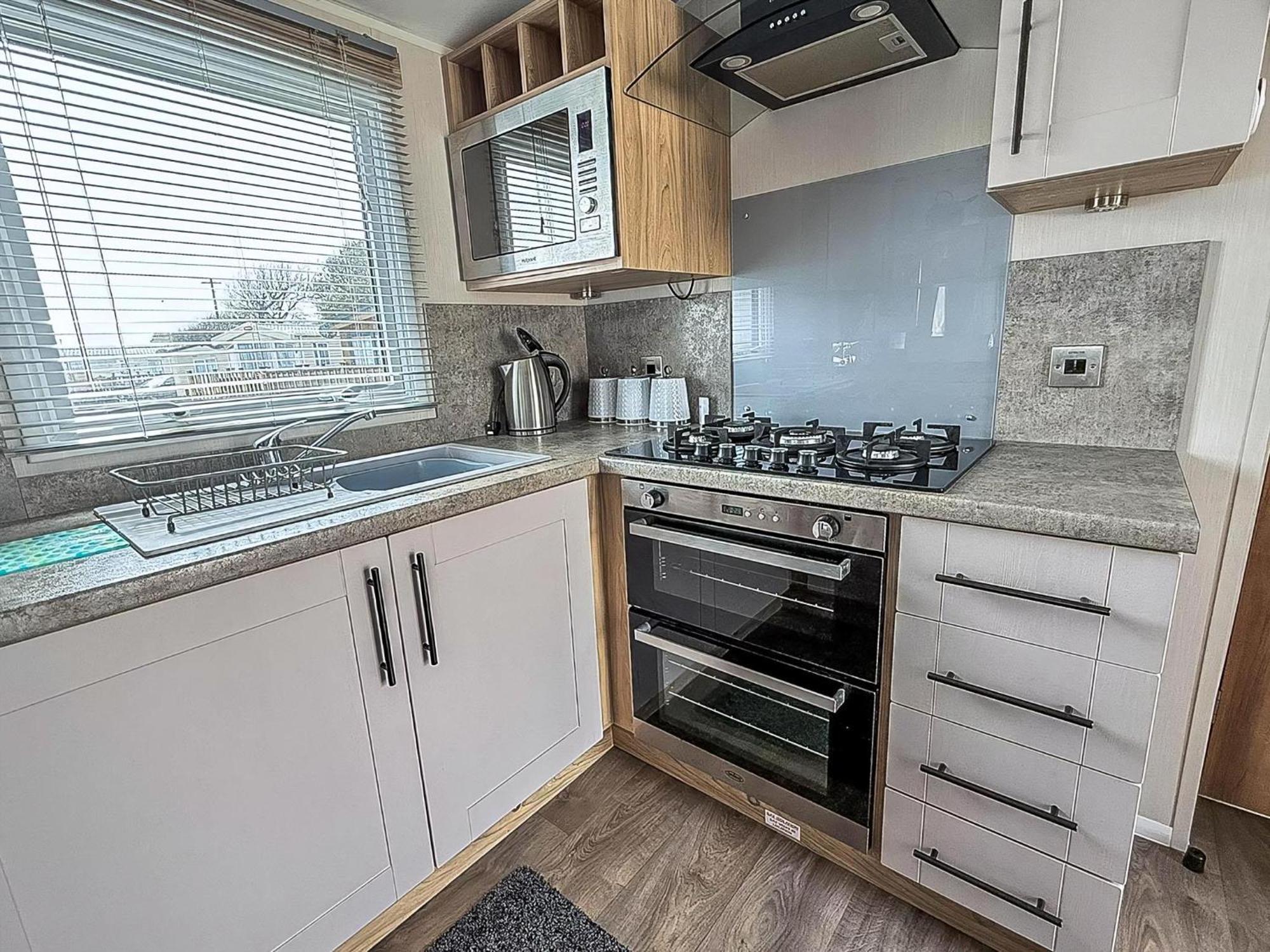 Beautiful Caravan For Hire With A Partial Sea View In Suffolk Ref 32042Az لوستوفت المظهر الخارجي الصورة