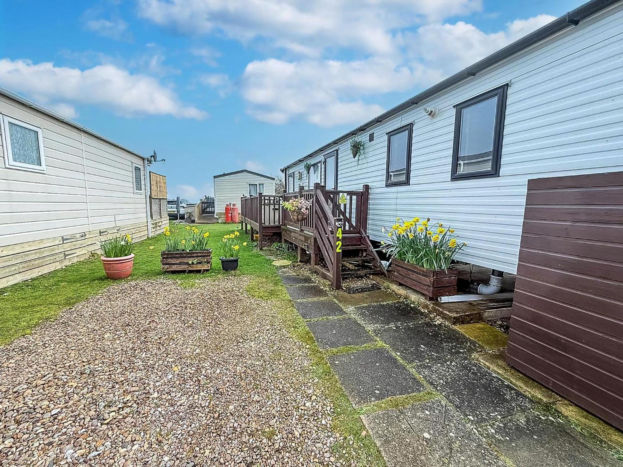 Beautiful Caravan For Hire With A Partial Sea View In Suffolk Ref 32042Az لوستوفت المظهر الخارجي الصورة