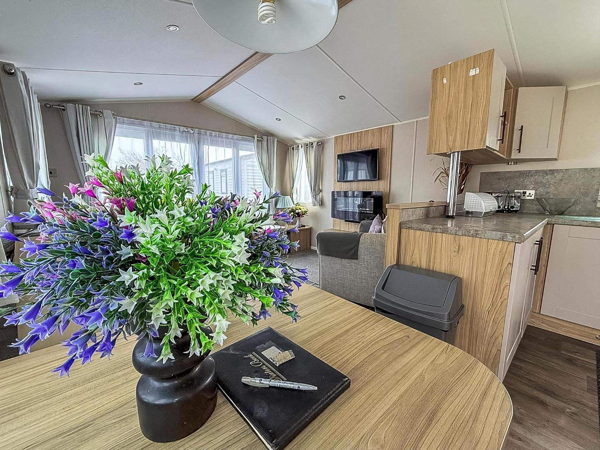 Beautiful Caravan For Hire With A Partial Sea View In Suffolk Ref 32042Az لوستوفت المظهر الخارجي الصورة